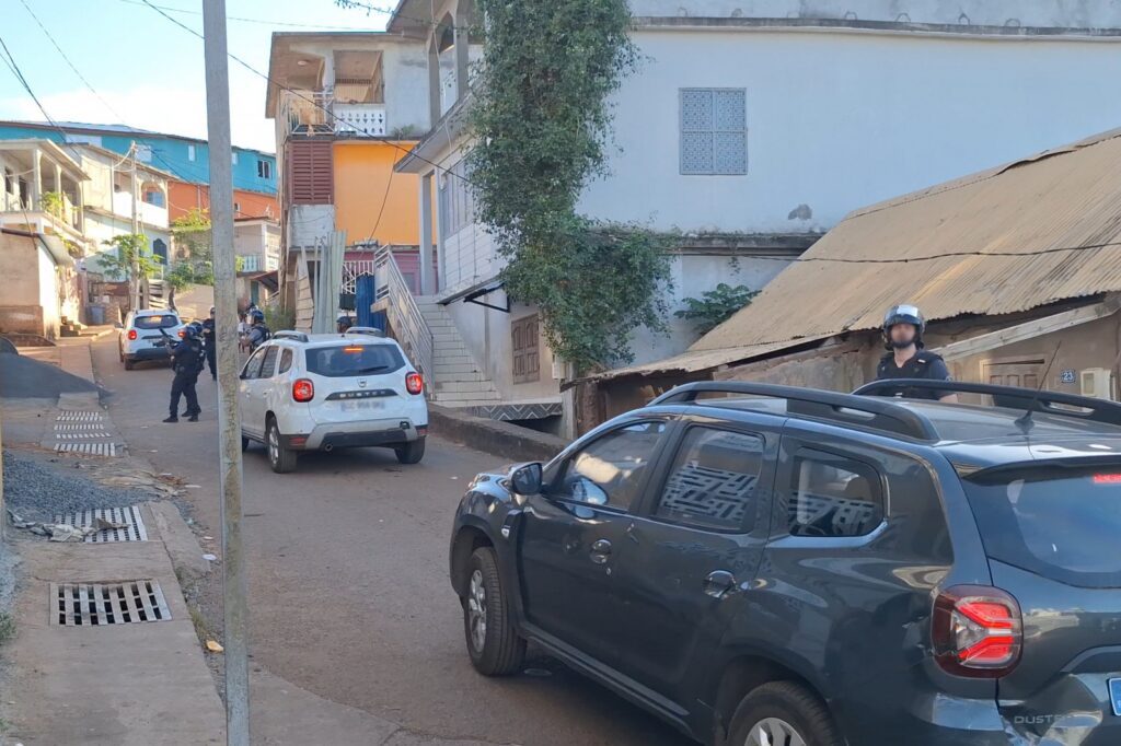 Forces de l’ordre en intervention à Vahibé après des affrontements, avec barrages et tensions persistantes dans le village.