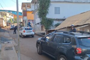 Forces de l’ordre en intervention à Vahibé après des affrontements, avec barrages et tensions persistantes dans le village.
