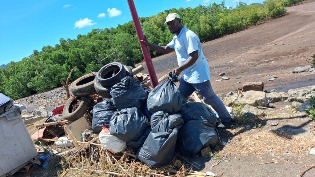 Mangrove polluée dans le sud de Mayotte avec déchets plastiques et ferraille menaçant la biodiversité et l’équilibre écologique
