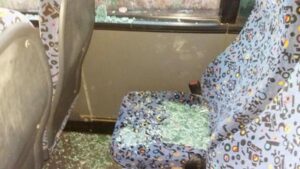 Incidents sur la RN1 à Koungou à Mayotte avec bus endommagés et véhicules ciblés par des jets de projectiles après un embouteillage