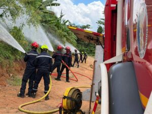 Formation des pompiers à Mayotte pour la lutte contre les feux de forêt avec exercices en conditions réelles avant la saison sèche