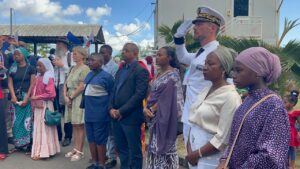 Cérémonie officielle à Mayotte pour commémorer l’abolition de l’esclavage, avec dépôts de gerbes, chants traditionnels et participation de nombreux jeunes.