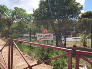 Scène de caillassage nocturne sur la route entre Ongoujou et Tsararano, où des automobilistes sont régulièrement pris pour cible, provoquant un sentiment d’insécurité croissant.