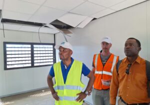 Visite du maire de Mamoudzou à Vahibé sur un chantier d’école modulaire endommagé par des dégradations et des vols, retardant l’ouverture de classes pour 700 élèves.