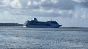 Paquebot Seven Seas Mariner en escale à Mamoudzou à Mayotte avec touristes accueillis par des animations culturelles