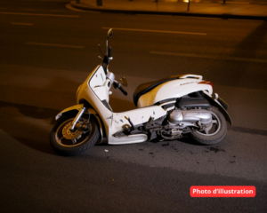 Intervention de gendarmes sur une route de Sada après un contrôle routier ayant conduit à un accident entre un scooter et une voiture, avec secours et enquête sur place.