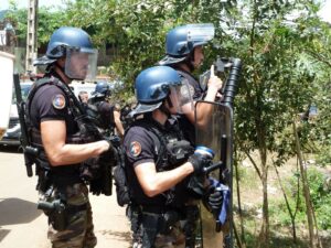 Affrontements à Ouangani avec route bloquée par des obstacles enflammés et intervention des gendarmes pour rétablir la circulation
