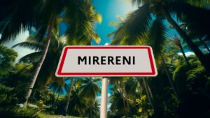 Réunion publique à Miréréni sur un projet de lotissement avec présentation de logements et échanges entre habitants et élus.