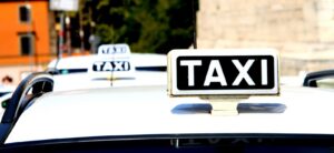 Des taxis immobilisés à Petite-Terre lors d’un mouvement de grève contre la privatisation du transport public.