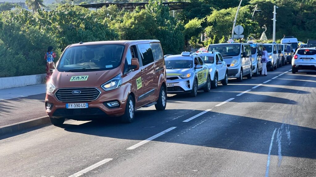 Des taxis en grève en Petite-Terre entraînant une circulation ralentie et des usagers contraints de se déplacer à pied.