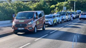 Des taxis en grève en Petite-Terre entraînant une circulation ralentie et des usagers contraints de se déplacer à pied.
