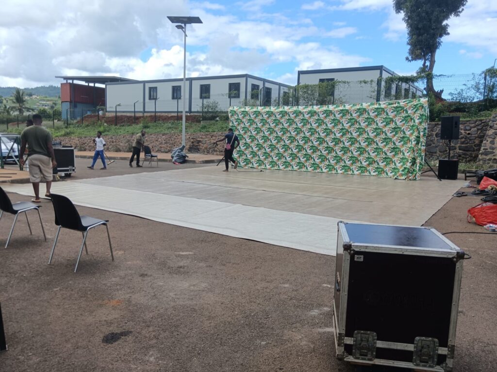 Scène de festival en plein air à Kahani avec des danseurs hip-hop et un public lors d’un événement culturel.