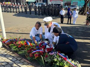 Cérémonie du 8 mai 1945 à Mamoudzou avec autorités civiles et militaires rendant hommage aux anciens combattants