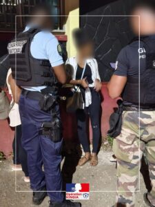 Contrôle des forces de gendarmerie dans un village de Mayotte lors d’une opération visant des activités liées à la prostitution, avec présence d’agents sur le terrain.