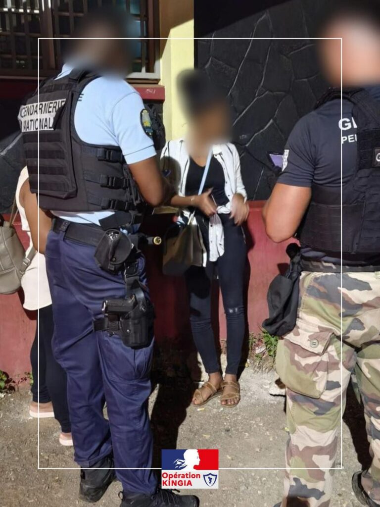 Contrôle des forces de gendarmerie dans un village de Mayotte lors d’une opération visant des activités liées à la prostitution, avec présence d’agents sur le terrain.