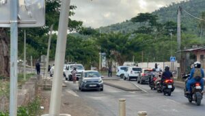 Véhicules de police déployés sur une route à Tsoundzou avec circulation ralentie et présence des forces de l’ordre pour sécuriser la zone.