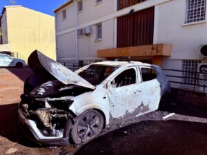 Accueil 17 Voitures incendiées et vitrages brisés dans un parking résidentiel à Mamoudzou après une série de dégradations nocturnes.