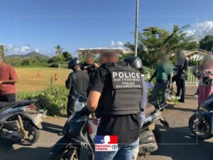 Accueil 15 Contrôle policier dans le quartier de Kaweni à Mamoudzou lors d’une opération visant la vérification de documents d’identité et la lutte contre les faux papiers.
