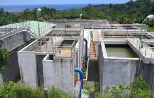 Accueil 11 Réservoir et réseau d’eau en Petite-Terre avec restrictions d’alimentation, symbolisant les tours d’eau et les coupures imposées par une panne de production.