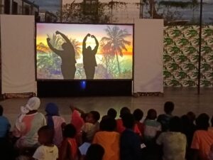 Accueil 23 Artistes de hip-hop et danseurs de rue se produisant en plein air devant un public nombreux lors d’un festival culturel itinérant à Mayotte.
