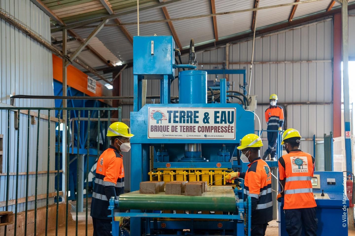 Terre & Eau inaugure à Kawéni la première unité industrielle de briques en terre compressée