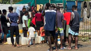 Accueil 17 Camp de migrants à Tsoundzou 2 à Mayotte avec des habitants préoccupés par les risques de propagation du virus Ebola dans des conditions de forte promiscuité.