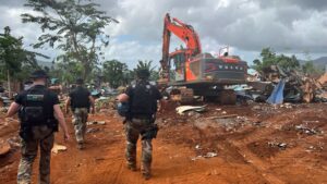 Opération de décasage à Kahani à Mayotte avec intervention des forces de l’ordre et destruction de bangas dans un contexte de fortes tensions.