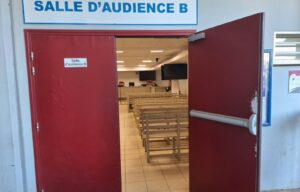 Accueil 40 Tribunal judiciaire de Mamoudzou lors d’une audience concernant un maître-nageur relaxé pour vice de procédure dans une affaire d’agressions sexuelles présumées.