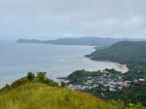 Accueil 103 Marché en plein air sur une plage à Mayotte avec stands de producteurs locaux, restauration et visiteurs en bord de mer dans une ambiance conviviale.