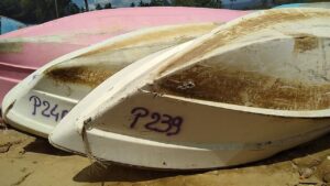 Accueil 117 Embarcation de type kwassa-kwassa en mer avec forces de sécurité en intervention lors d’une opération de lutte contre l’immigration clandestine à Mayotte.