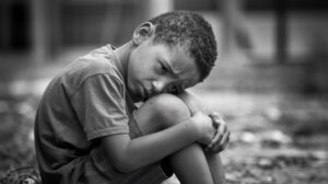 Accueil 11 Intérieur d’un foyer à Mayotte symbolisant une intervention de protection de l’enfance, avec présence des forces de l’ordre et d’un travailleur social auprès d’une famille.