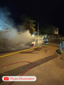 Accueil 24 Intervention des secours après un incendie dans une habitation en tôle à Majicavo Koropa, avec une importante fumée visible au-dessus du quartier.