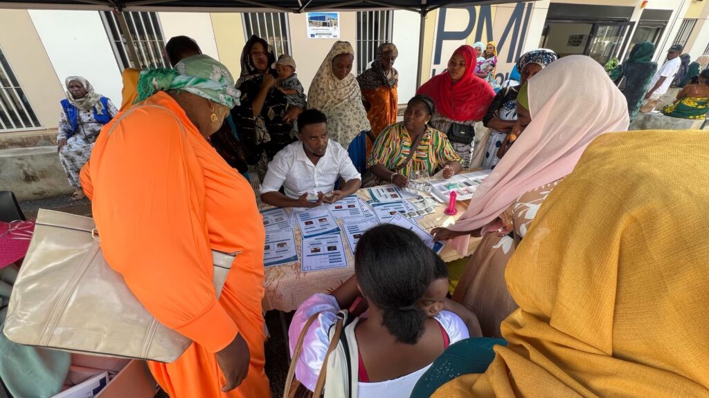 Professionnels de santé accueillant des visiteurs lors d’une journée de prévention et de dépistage en PMI à Mayotte