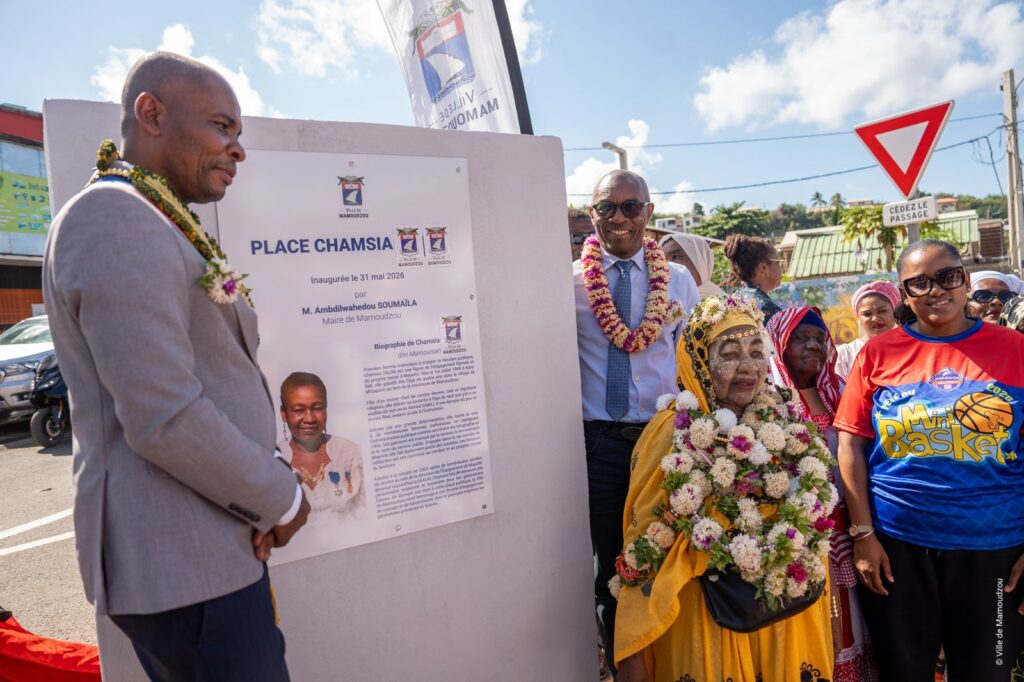 Inauguration de la place Chamsia Salim à Cavani en présence des élus, des habitants et de la famille de cette figure historique de Mayotte.
