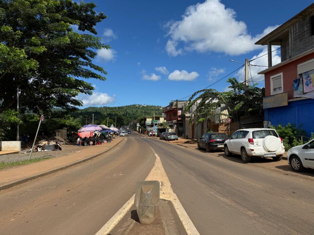 Barricades sur la RN2 à Tsararano avec intervention des gendarmes après des affrontements et des perturbations de la circulation à Mayotte.