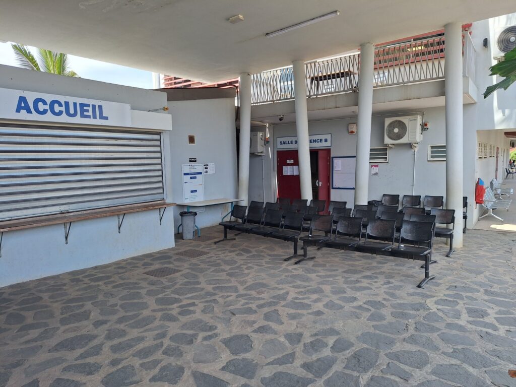 Audience au tribunal concernant un homme condamné pour avoir tenté d’incendier la maison de ses voisins lors d’un conflit de voisinage.