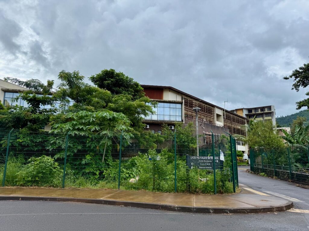 Lycée de Tsararano à Mayotte après l’intrusion d’un individu armé d’une machette ayant provoqué un mouvement de panique parmi les élèves.