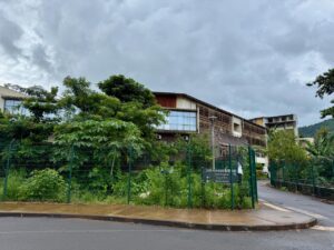 Lycée de Tsararano à Mayotte après l’intrusion d’un individu armé d’une machette ayant provoqué un mouvement de panique parmi les élèves.