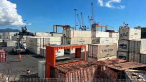 Vue du port de Longoni à Mayotte, dont la délégation de service public prendra fin après la confirmation de la décision de justice.