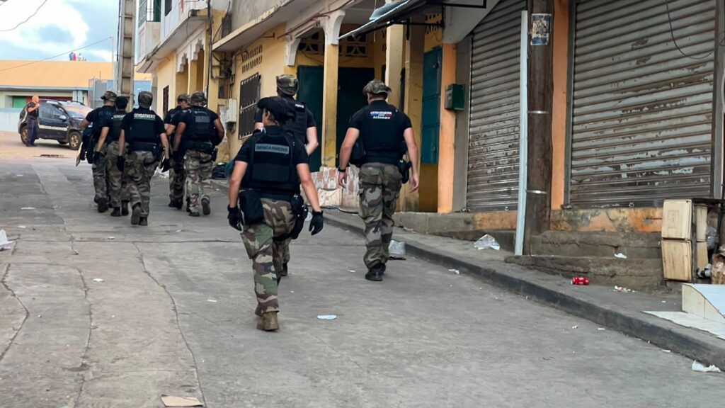 Déploiement de la gendarmerie à Majicavo à Mayotte lors d’une opération en cours dans un quartier résidentiel.