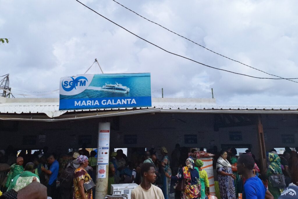 Bateau de la compagnie SGTM assurant la liaison maritime entre Mayotte et les Comores avec des passagers à bord
