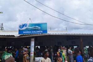 Accueil 13 Bateau de la compagnie SGTM assurant la liaison maritime entre Mayotte et les Comores avec des passagers à bord