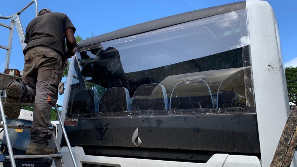 Autocar de transport scolaire à Mayotte concerné par une enquête sur un marché public lié à l’installation de vitres de protection contre les caillassages.