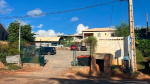 Parents d’élèves mobilisés devant l’école Baobab de Koungou pour dénoncer les dégradations et le vandalisme dans l’établissement