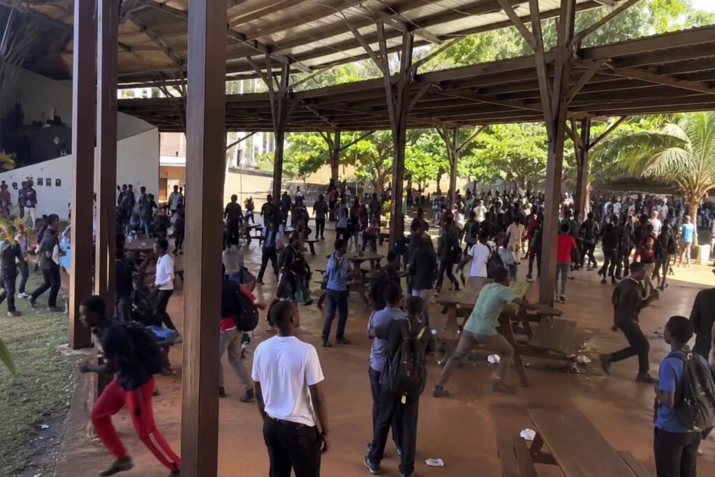 Forces de l’ordre intervenant devant le lycée de Tsararano après des incidents et affrontements aux abords de l’établissement