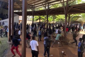 Forces de l’ordre intervenant devant le lycée de Tsararano après des incidents et affrontements aux abords de l’établissement