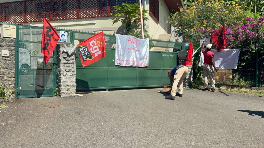 Personnel éducatif en grève devant un établissement scolaire à Mayotte pour réclamer la reconnaissance de leurs missions et de meilleures conditions de travail