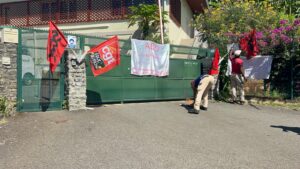 Personnel éducatif en grève devant un établissement scolaire à Mayotte pour réclamer la reconnaissance de leurs missions et de meilleures conditions de travail
