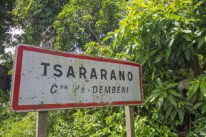 Fumée s’élevant d’un véhicule en feu dans le centre de Tsararano avec intervention des habitants et circulation perturbée à proximité
