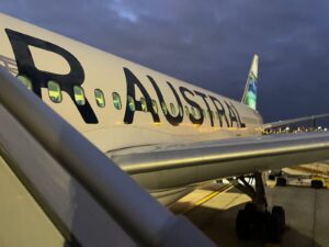 Avion d’Air Austral sur le tarmac avant un vol reliant les destinations de l’océan Indien et de l’international